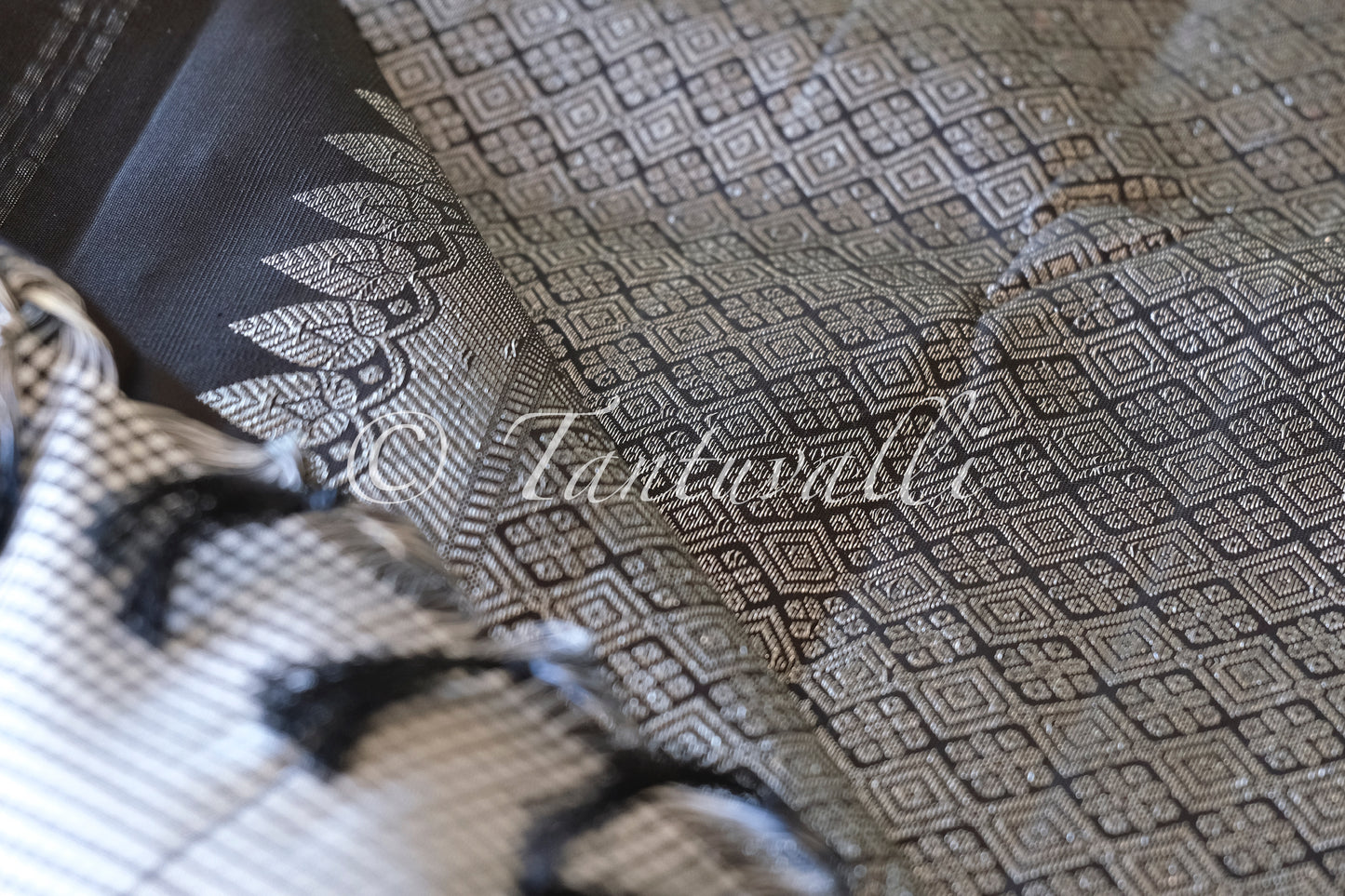 Black and White Microchecks Korvai