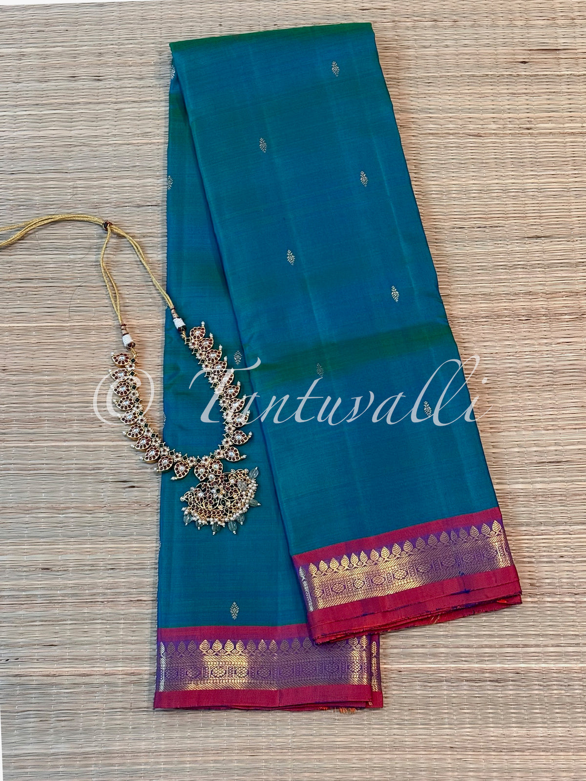 Dual Tone Mayil Kazhuthu with Red Orange Contrast Small Border