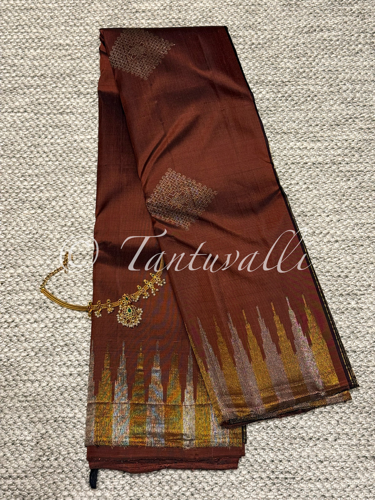 Chocolate Brown 8 Kol with Temple Peaks and Kolam Buttas