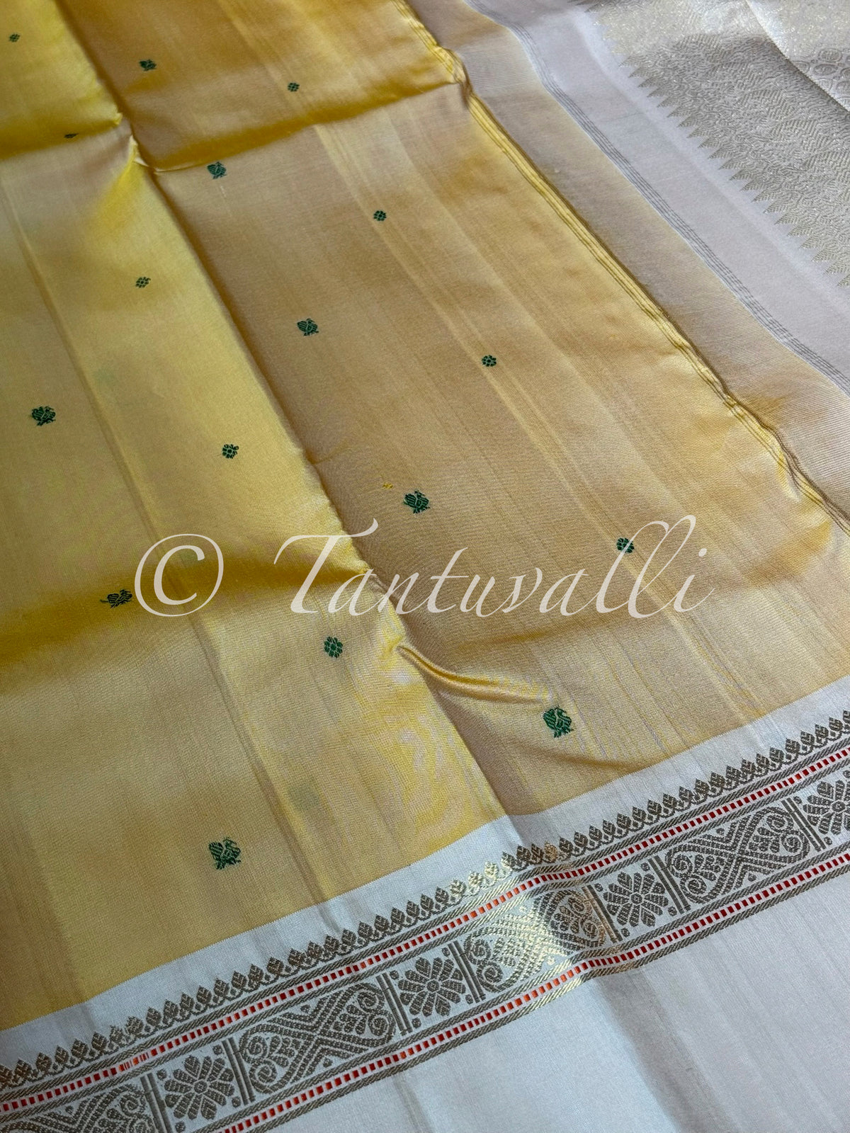 Butter Yellow with Off White Rettaipet Border