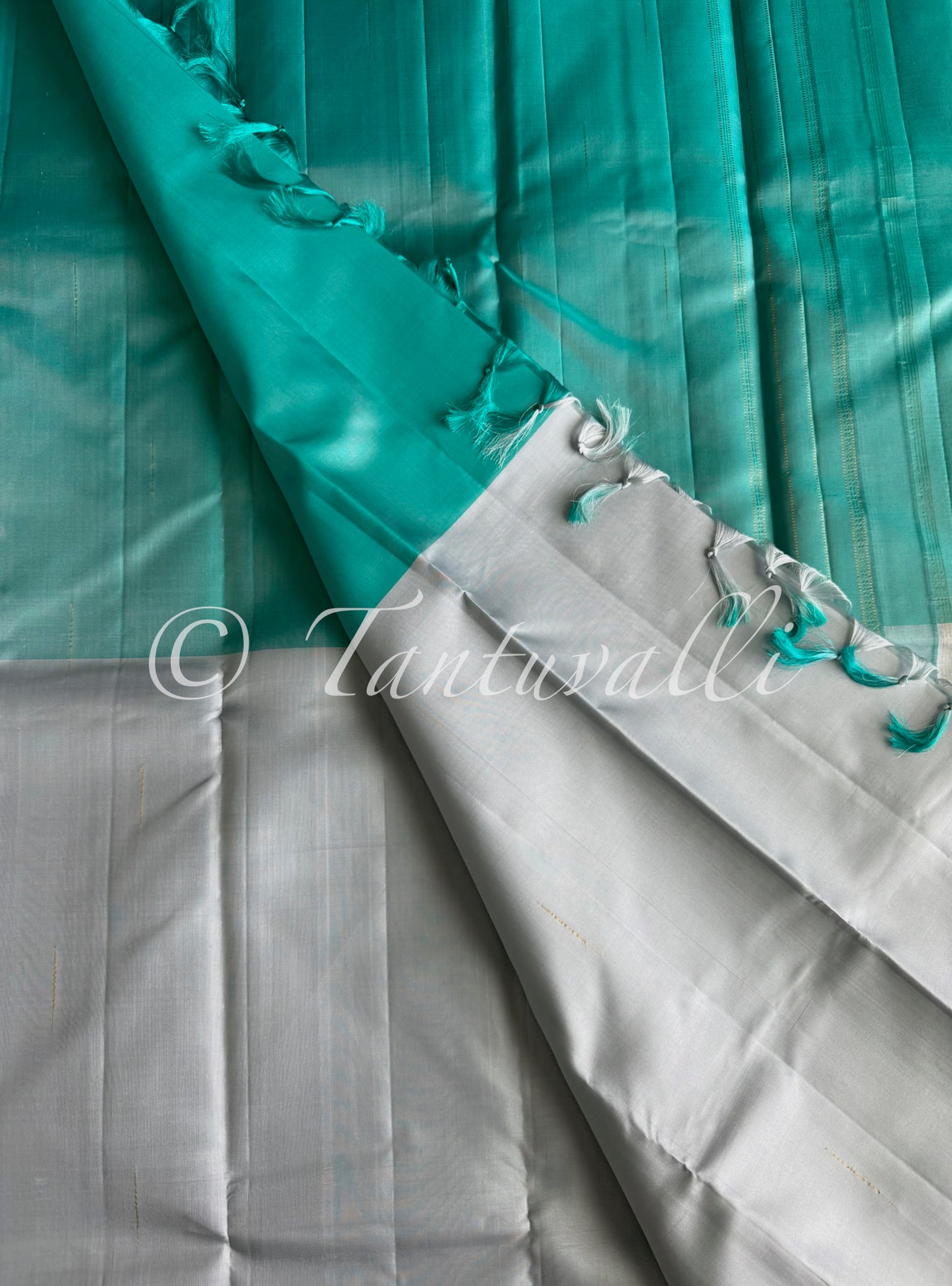 Grey with Teal/cyan Malli Moggu Border