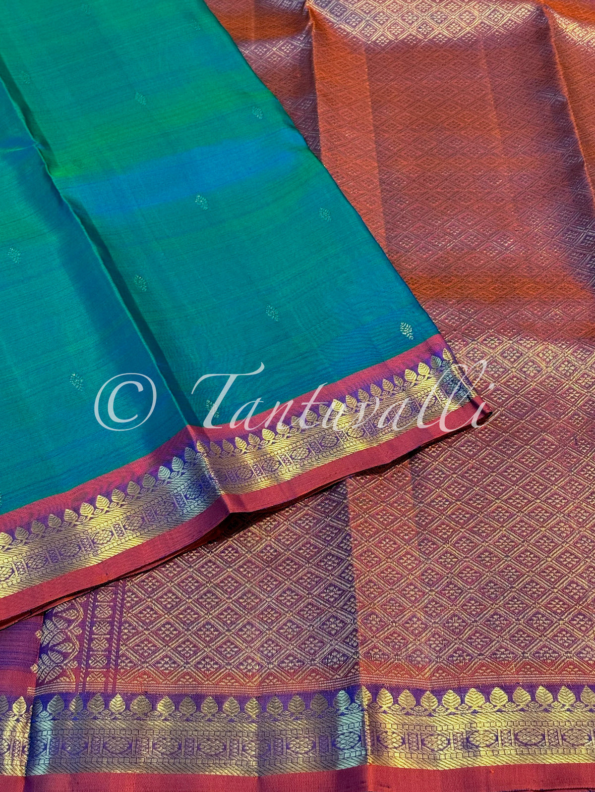 Dual Tone Mayil Kazhuthu with Red Orange Contrast Small Border