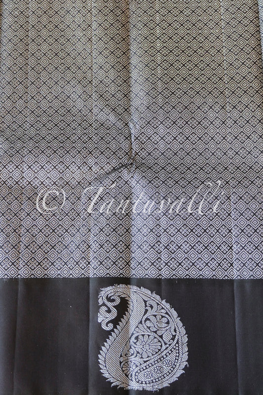 Black and White Microchecks Korvai