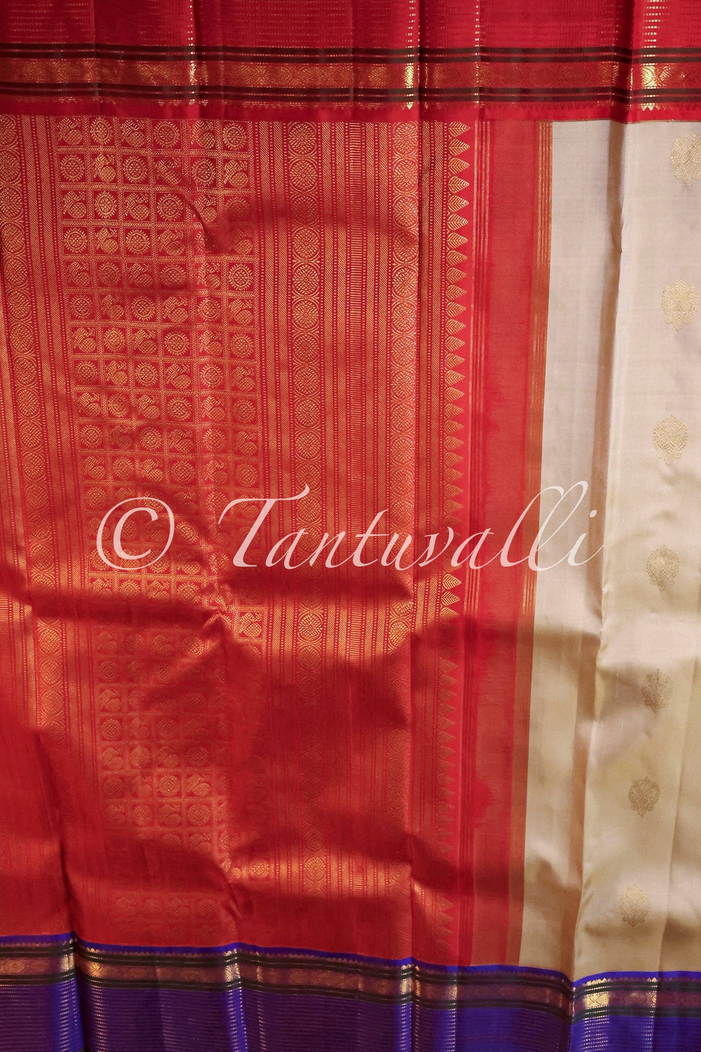 Sandal Ganga Jamuna Korvai in Red and Purple