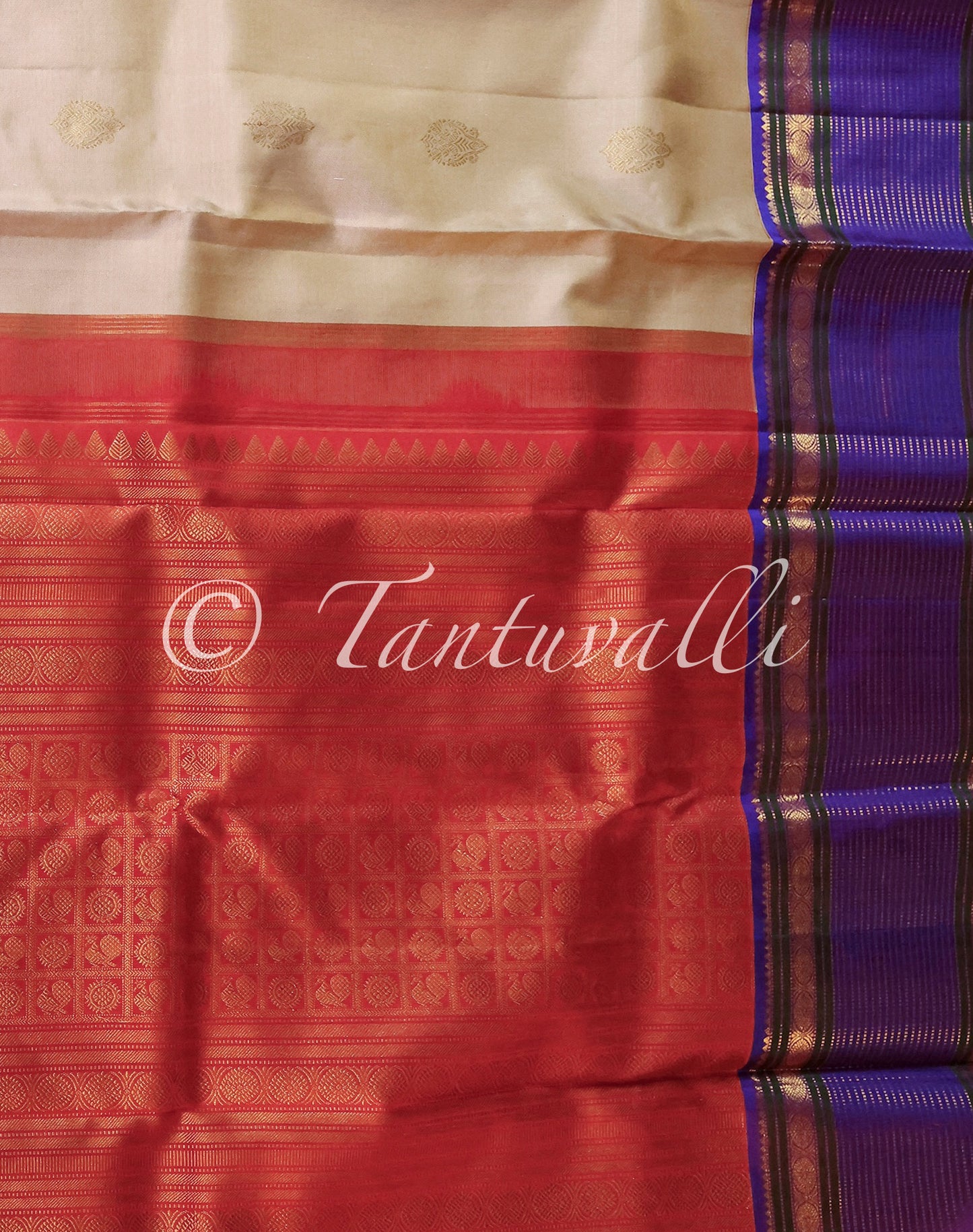 Sandal Ganga Jamuna Korvai in Red and Purple