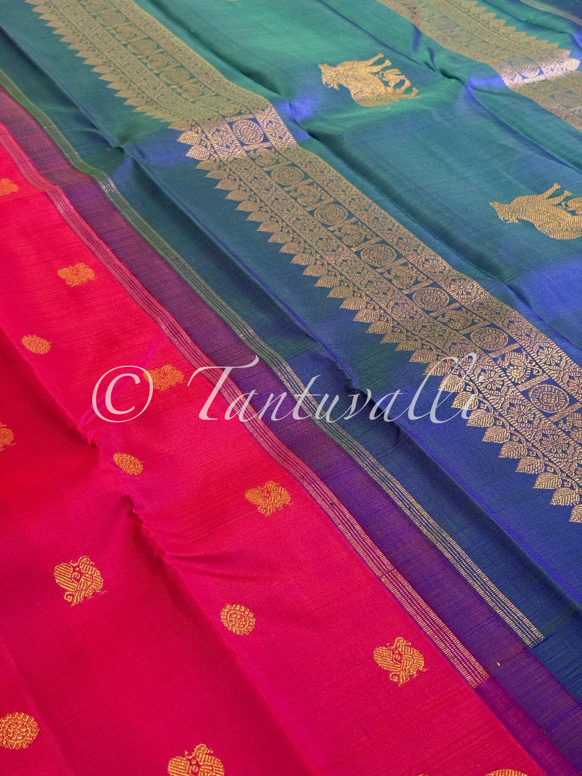 Dual Tone Reddish Pink Pure Zari Borderless with Mayil Kazhuthu Pallu