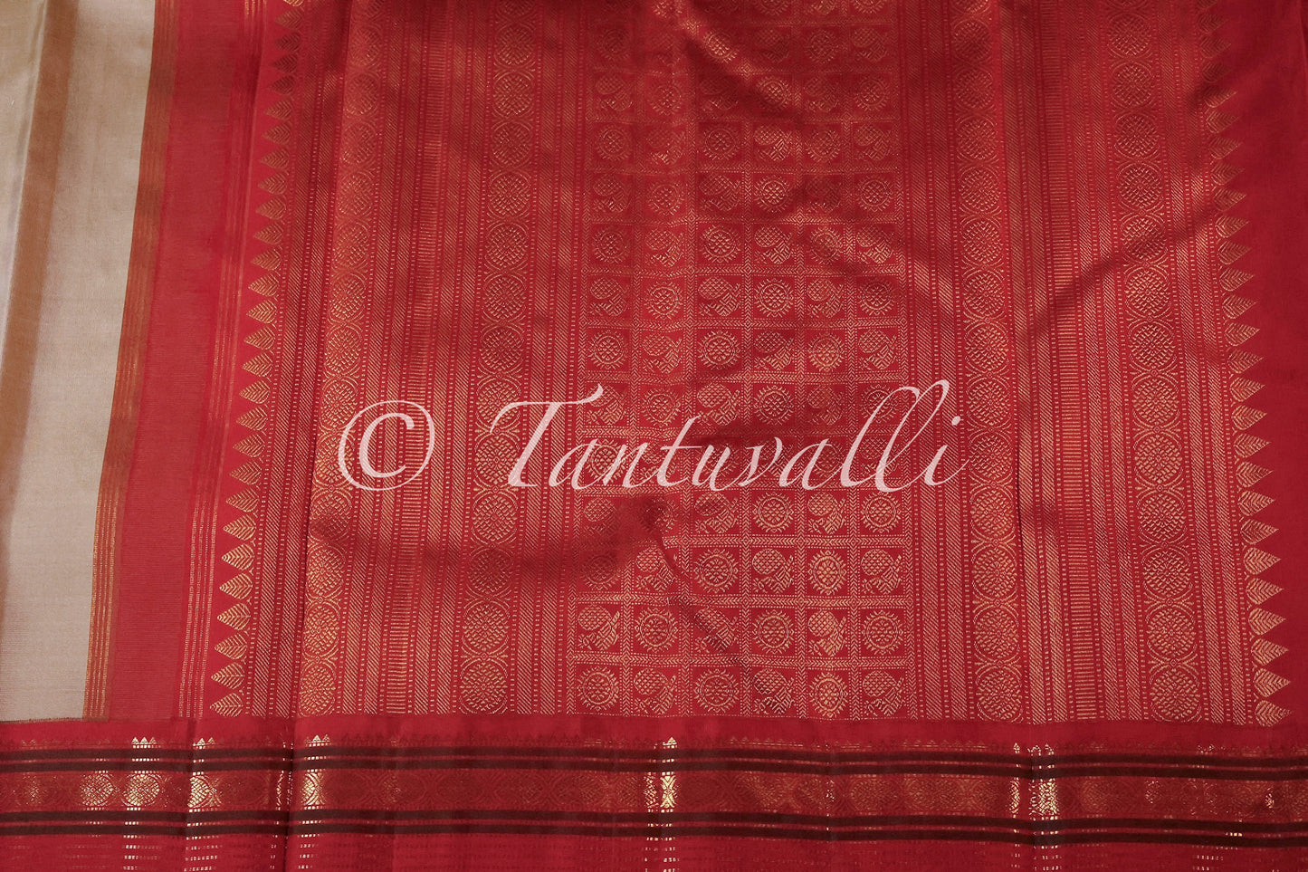 Sandal Ganga Jamuna Korvai in Red and Purple