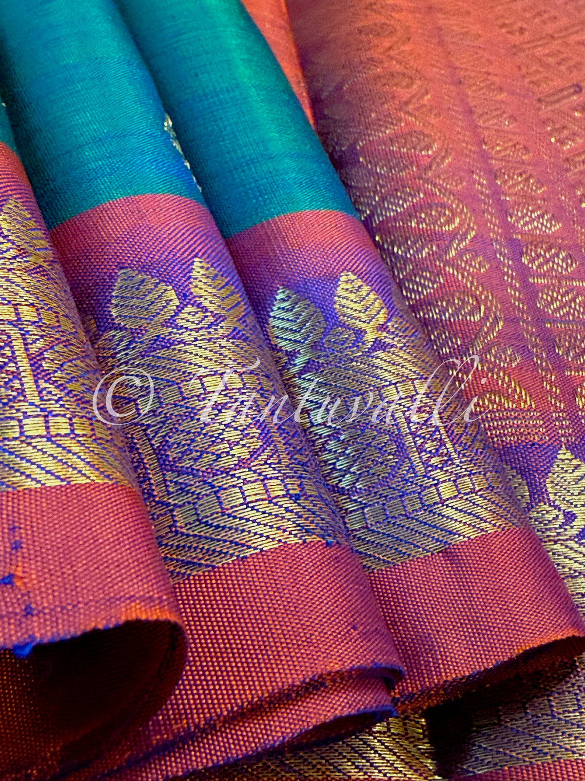 Dual Tone Mayil Kazhuthu with Red Orange Contrast Small Border
