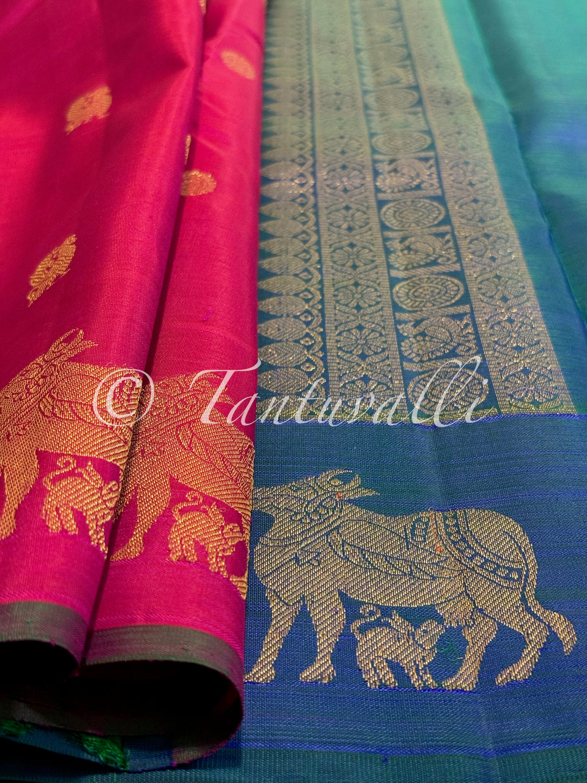 Dual Tone Reddish Pink Pure Zari Borderless with Mayil Kazhuthu Pallu