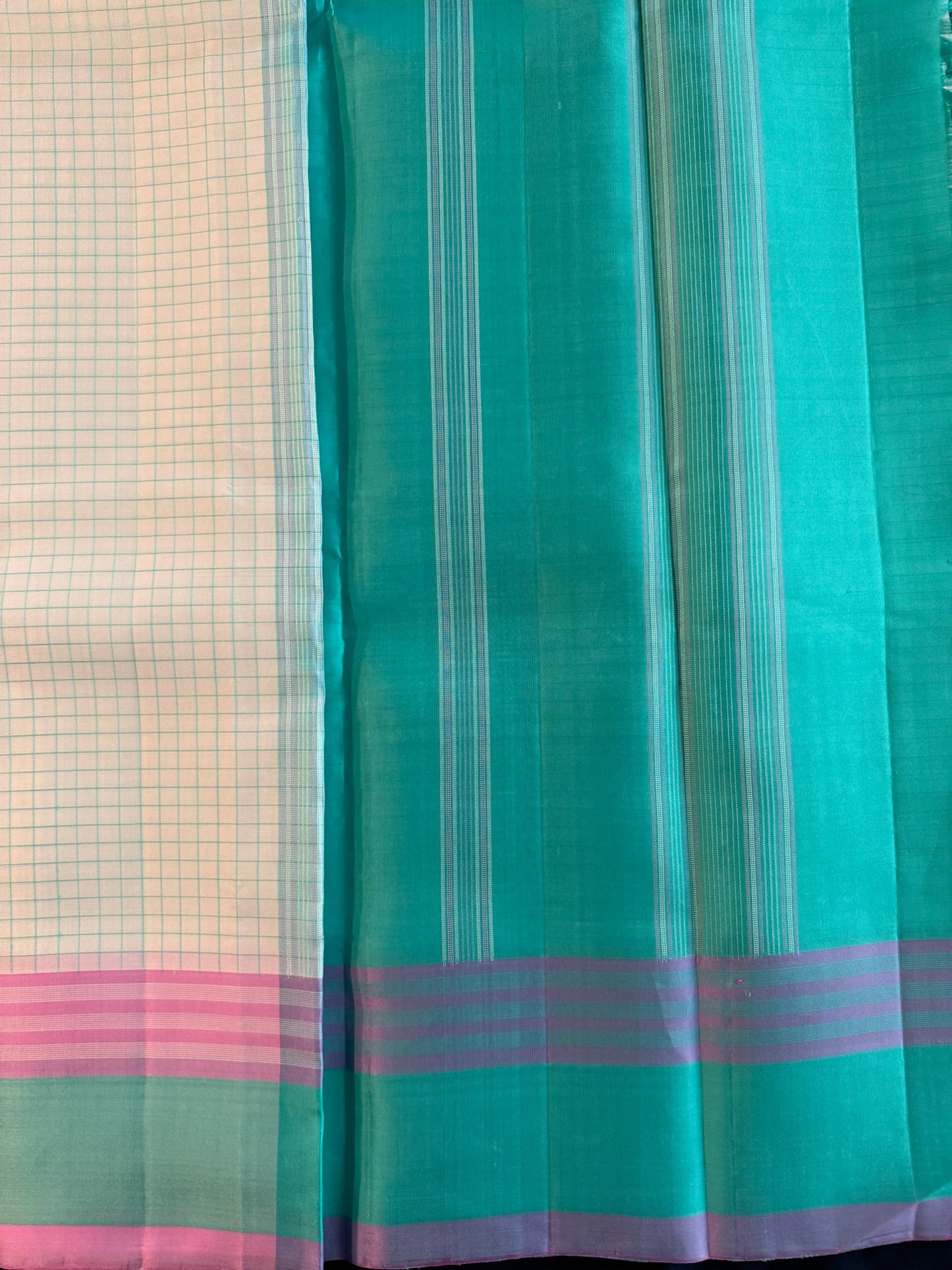 Graceful White with Cyan and pink Gap Border