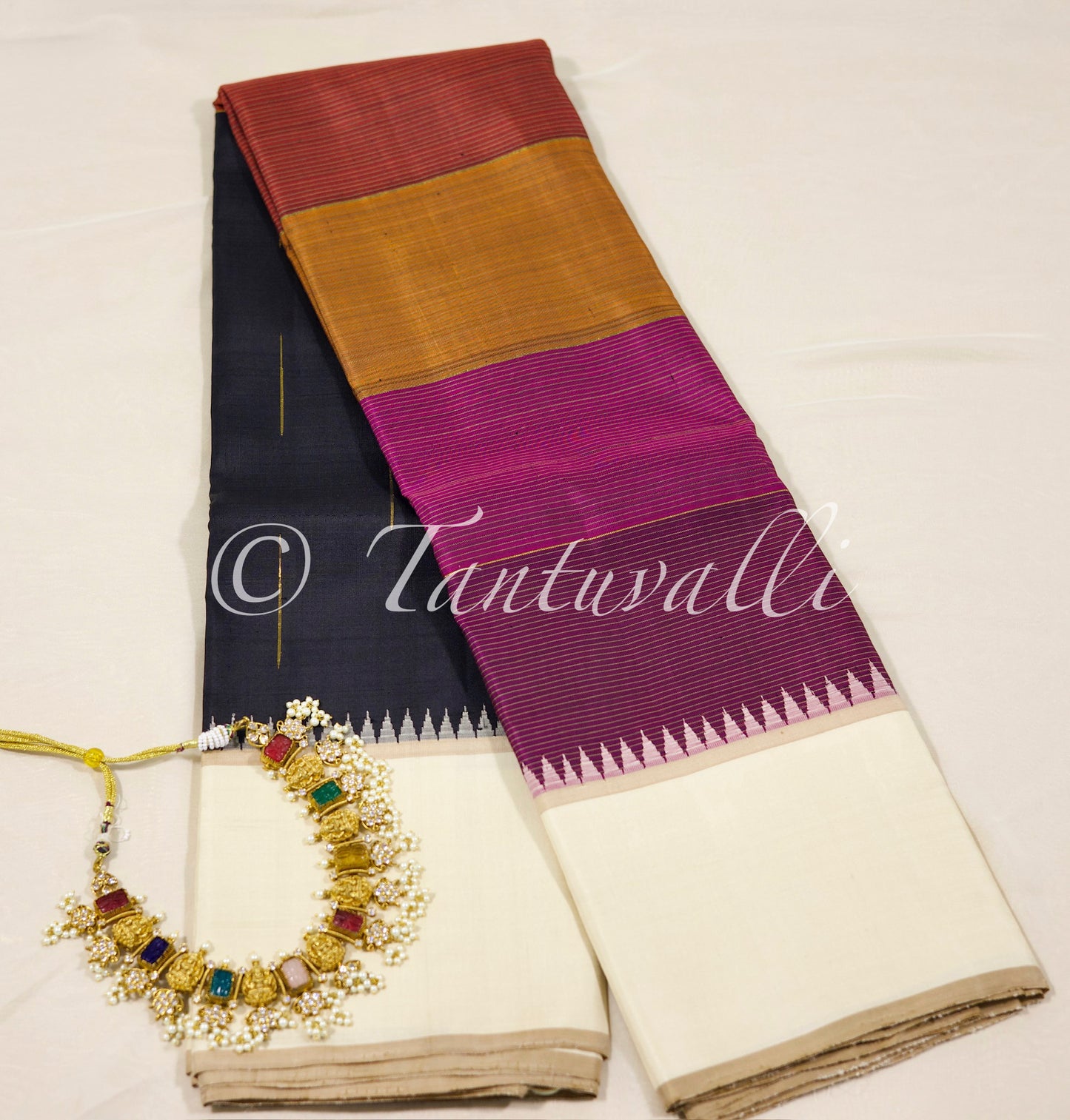 Antique Black with White Thazhampoo Korvai