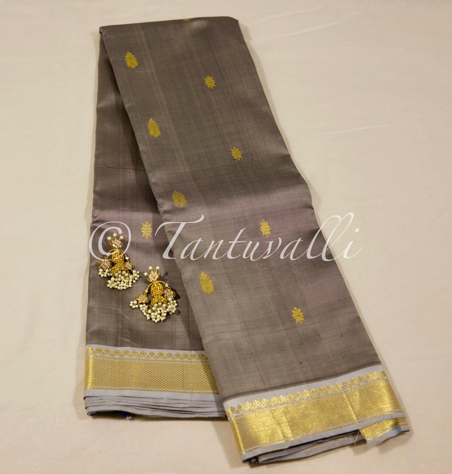 Elephant grey with Cement grey Korvai